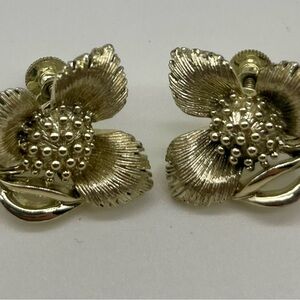 Vintage silver Lisner flower screw back earrings